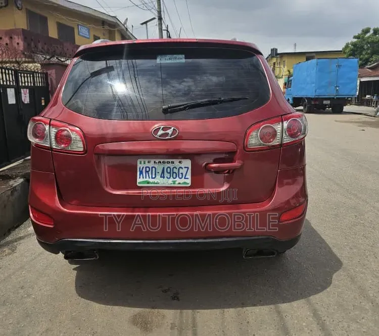 Hyundai Santa Fe 2012 Red
