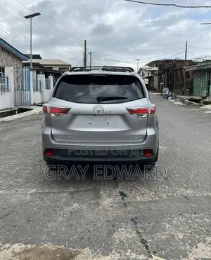 Toyota Highlander XLE 4dr SUV AWD (3.5L 6cyl 6A) 2015 Silver