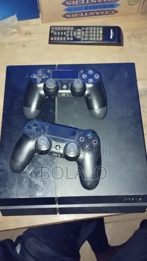 Hacked Ps4 1 Terabyte Storage With 2 Pads and Over 14 Games