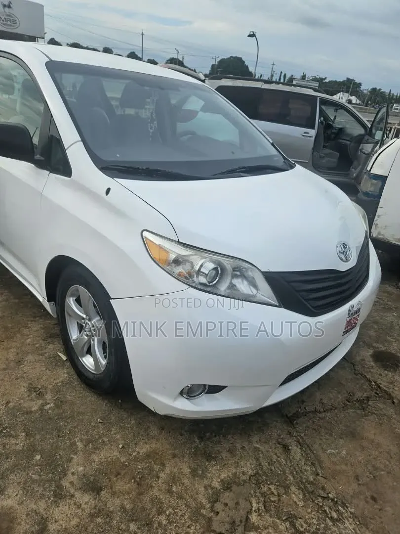 Toyota Sienna 2011 White