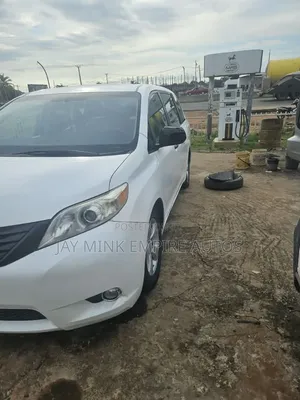 Toyota Sienna 2011 White