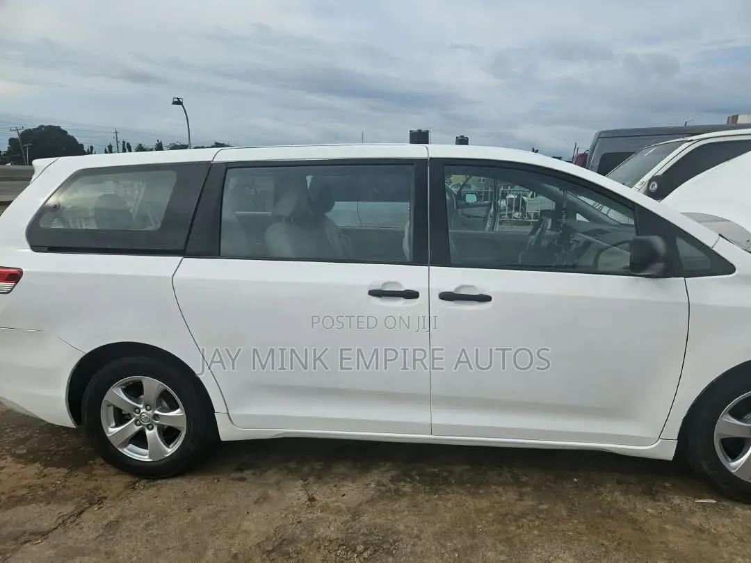 Toyota Sienna 2011 White