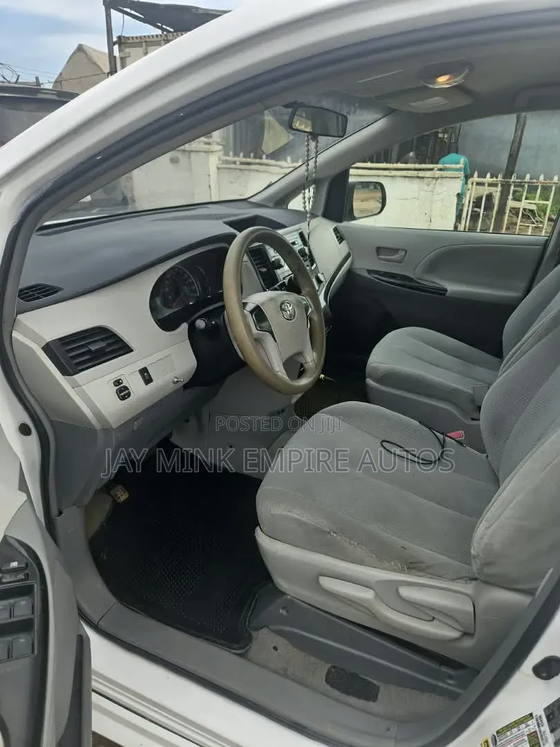 Toyota Sienna 2011 White