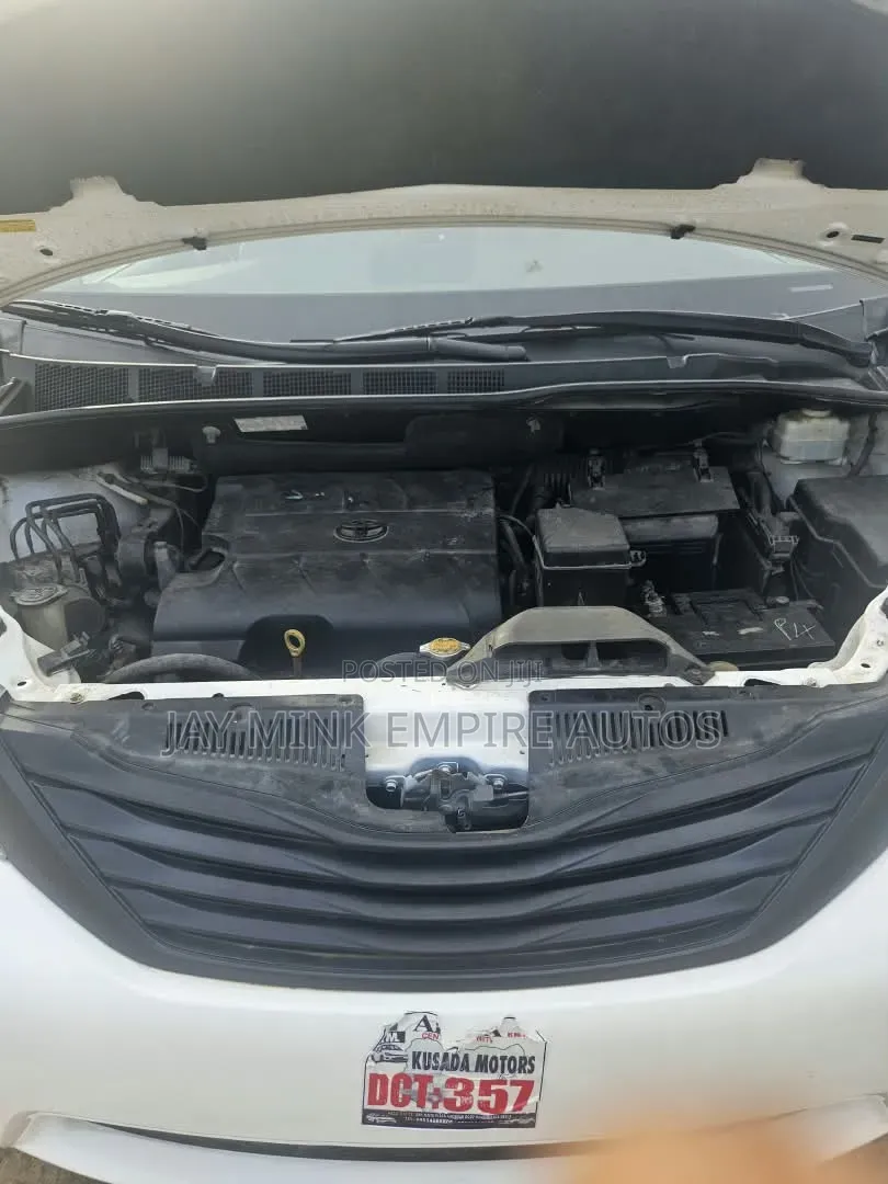 Toyota Sienna 2011 White