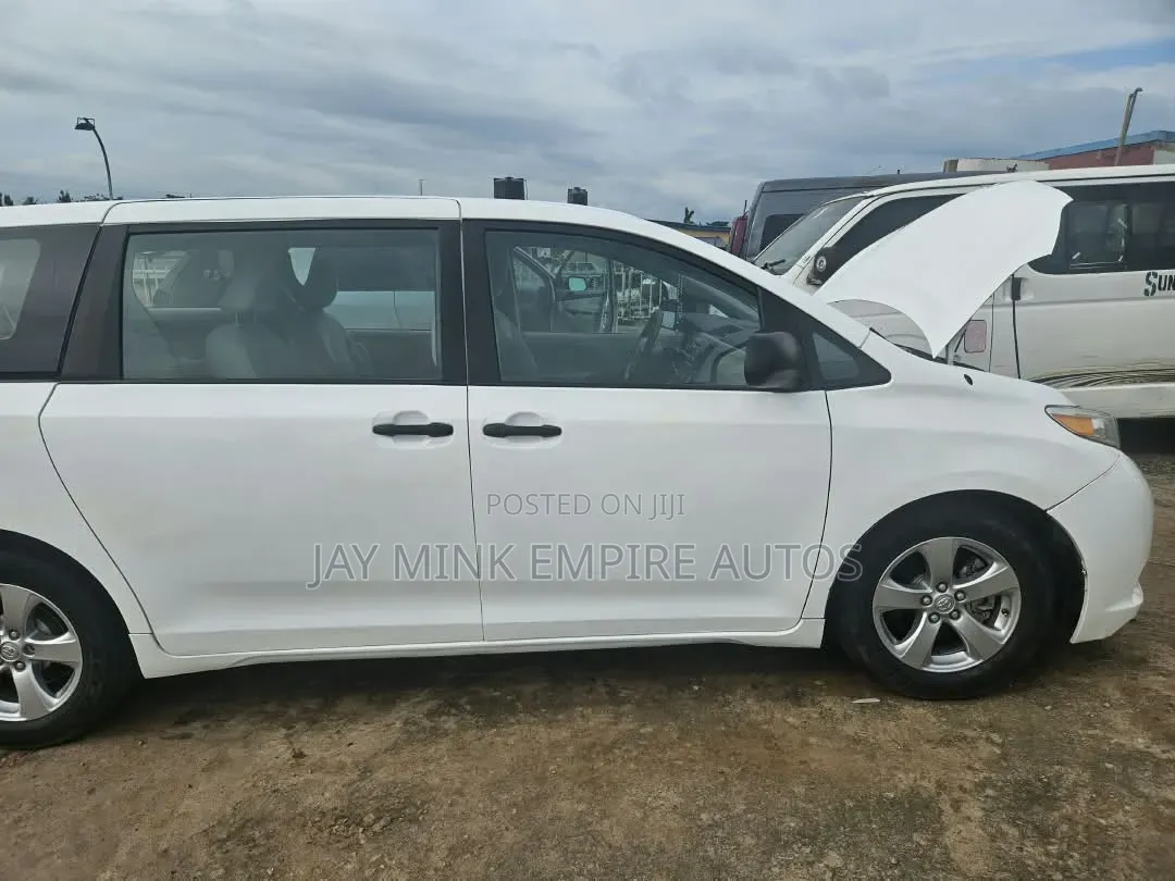 Toyota Sienna 2011 White