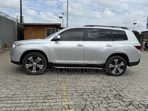 Toyota Highlander SE 3.5L 4WD 2013 Silver
