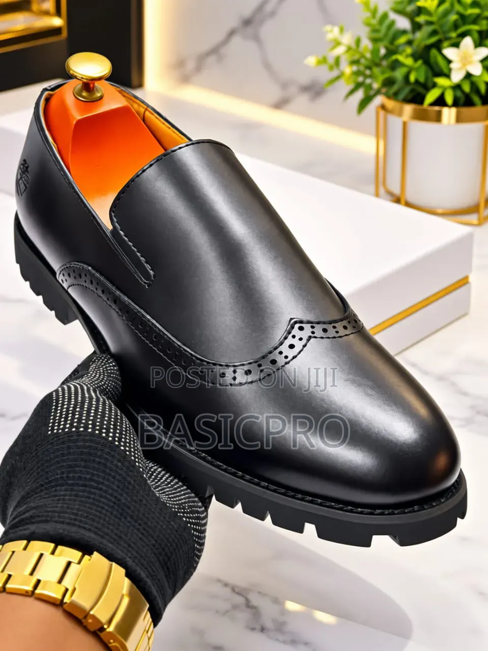 Fully Boxed Shoes for Big Boss Feeling.