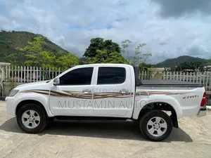Toyota Hilux 2012 White