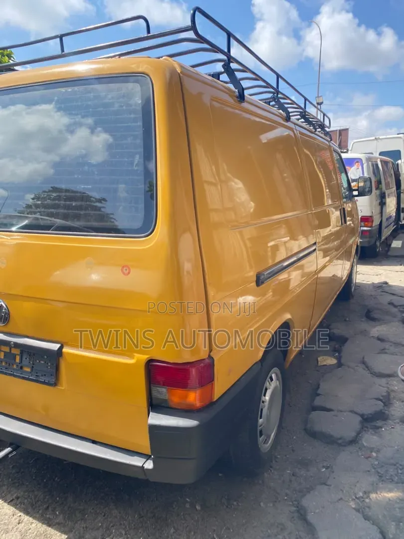 Volkswagen Transporter 2002 Yellow