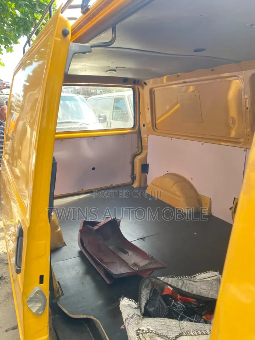 Volkswagen Transporter 2002 Yellow