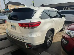 Toyota Highlander XLE 4x4 V6 (3.5L 6cyl 8A) 2017 White