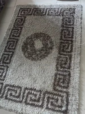 Shaggy Area Rug / Soft Floor Carpet