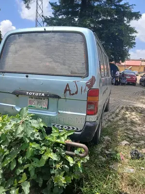 Toyota HiAce 1996 Blue