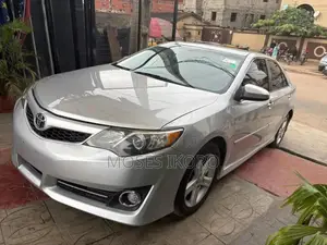 Toyota Camry SE 4dr Sedan w/Prod. End 11/13 (2.5L 4cyl 6A) 2014 Silver
