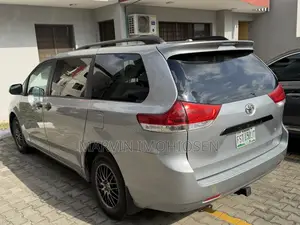 Toyota Sienna LE AWD 7-Passenger 2013 Red