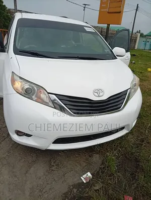 Toyota Sienna LE 7 Passenger 2012 White