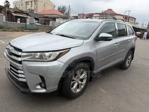 Toyota Highlander XLE 4dr SUV AWD (3.5L 6cyl 6A) 2015 Silver