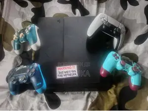 Hacked Complete PS4 With 4games Inside and 4 Controller