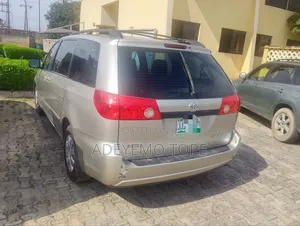 Toyota Sienna 2009 Gold