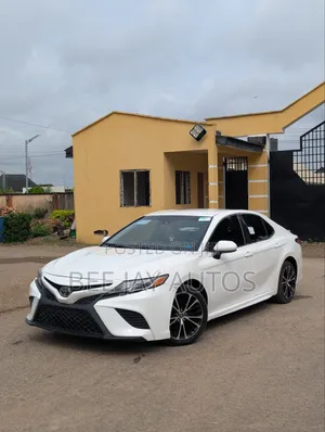 Toyota Camry SE FWD (2.5L 4cyl 8AM) 2018 White