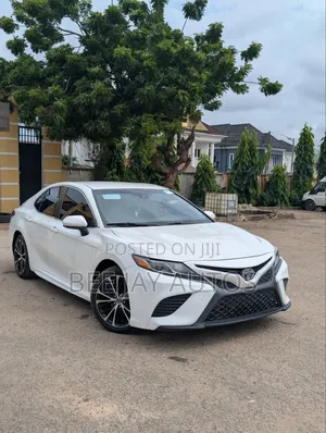 Toyota Camry SE FWD (2.5L 4cyl 8AM) 2018 White