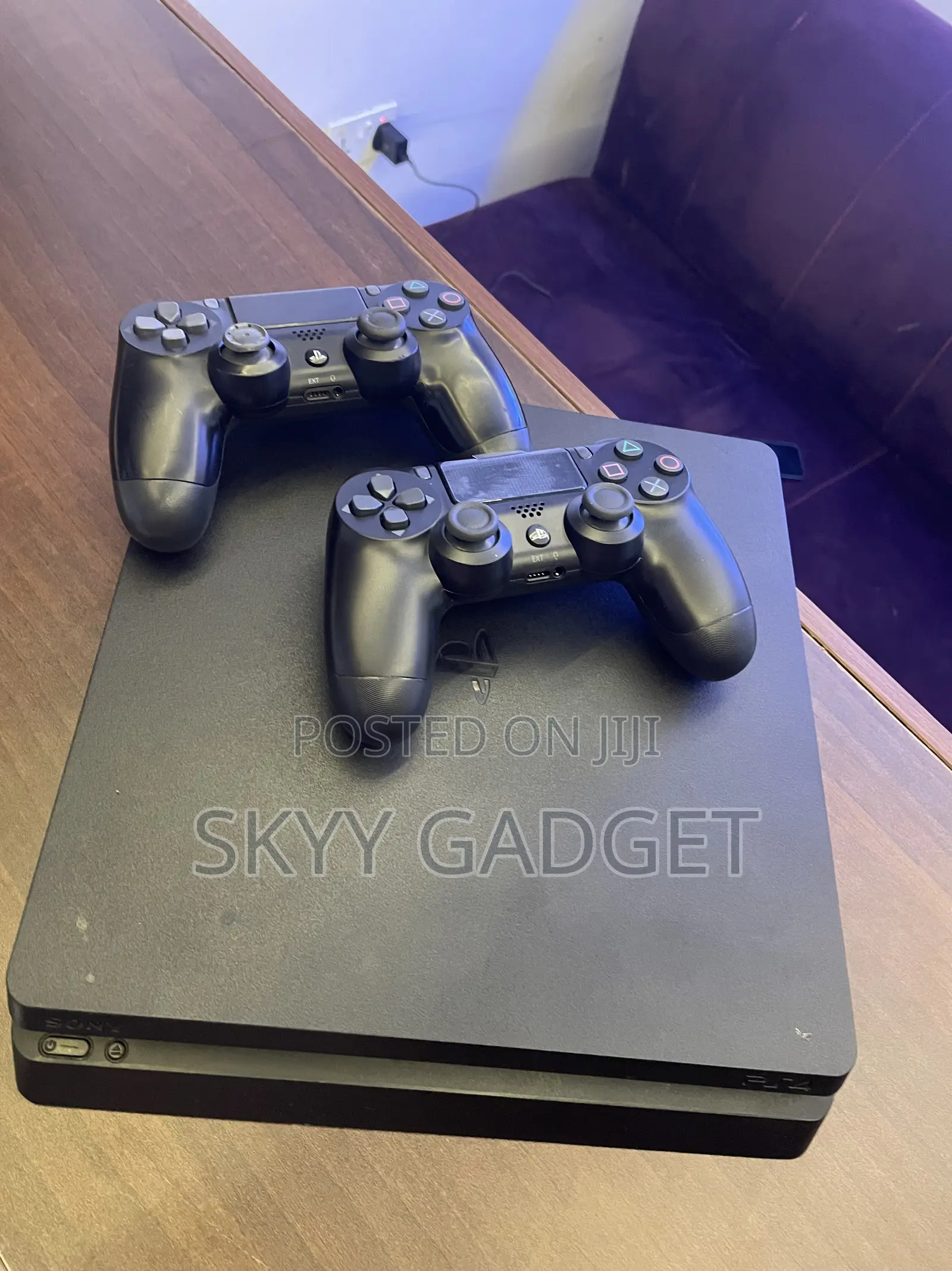 PlayStation 4 PS4 With 2 Pads
