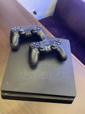 PlayStation 4 PS4 With 2 Pads