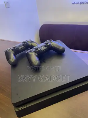 PlayStation 4 PS4 With 2 Pads