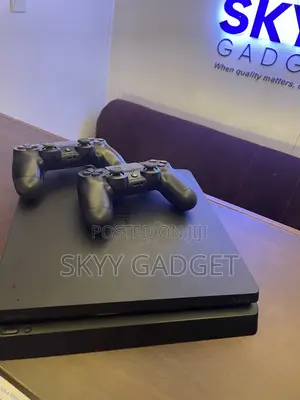 PlayStation 4 PS4 With 2 Pads
