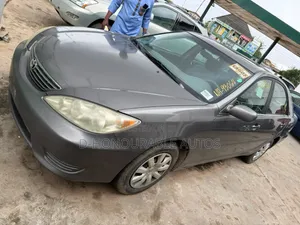 Toyota Camry LE 4dr Sedan (2.4L 4cyl 5A) 2005 Gray