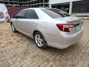 Toyota Camry XLE 4dr Sedan (2.5L 4cyl 6A) 2012 Silver