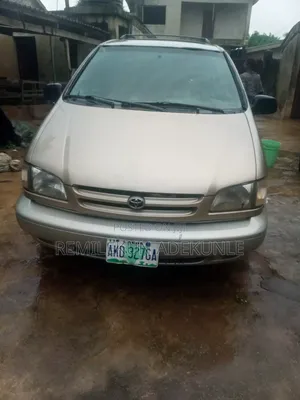 Toyota Sienna 2000 Gold
