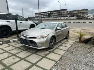 Toyota Avalon XLE Plus Sedan FWD (3.5L 6cyl 6A) 2017 Gold