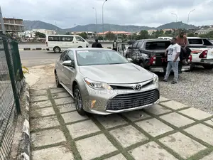 Toyota Avalon XLE Plus Sedan FWD (3.5L 6cyl 6A) 2017 Gold