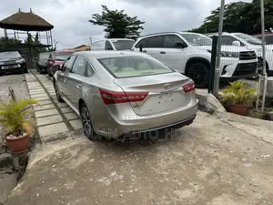 Toyota Avalon XLE Plus Sedan FWD (3.5L 6cyl 6A) 2017 Gold