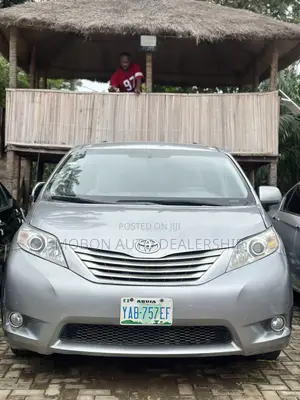 Toyota Sienna LE 8 Passenger 2010 Silver