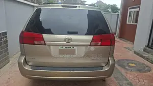 Toyota Sienna 2005 Gold