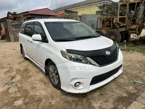 Toyota Sienna SE Premium 8 Passenger (3.5L 6cyl 8A) 2017 White