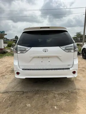 Toyota Sienna SE Premium 8 Passenger (3.5L 6cyl 8A) 2017 White