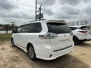 Toyota Sienna SE Premium 8 Passenger (3.5L 6cyl 8A) 2017 White