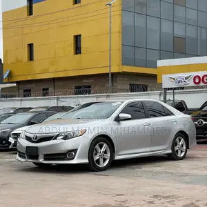 Toyota Camry SE 4dr Sedan (2.5L 4cyl 6A) 2014 Silver