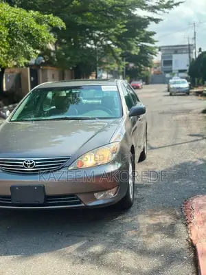Toyota Camry XLE V6 4dr Sedan (3.0L 6cyl 5A) 2005 Gray