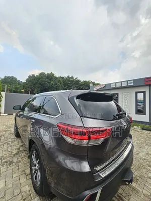 Toyota Highlander XLE 4x4 V6 (3.5L 6cyl 8A) 2017 Gray