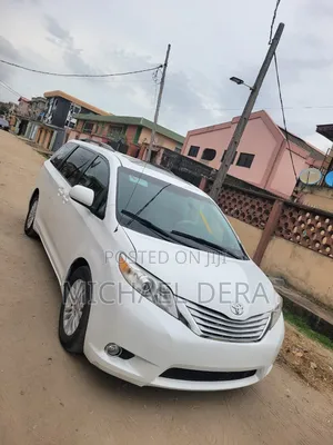 Toyota Sienna XLE 8-Passenger 4dr Minivan (3.5L 6cyl 6A) 2014 White