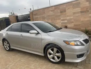 Toyota Camry XLE 4dr Sedan (2.5L 4cyl 6AM) 2010 Silver