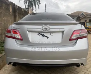 Toyota Camry XLE 4dr Sedan (2.5L 4cyl 6AM) 2010 Silver