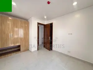 4bdrm Duplex in Chevron for rent