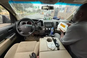 Toyota Tundra CrewMax 2010 Gold