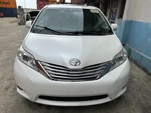 Toyota Sienna XLE 8-Passenger 4dr Minivan (3.5L 6cyl 6A) 2015 White