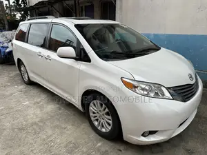 Toyota Sienna XLE 8-Passenger 4dr Minivan (3.5L 6cyl 6A) 2015 White